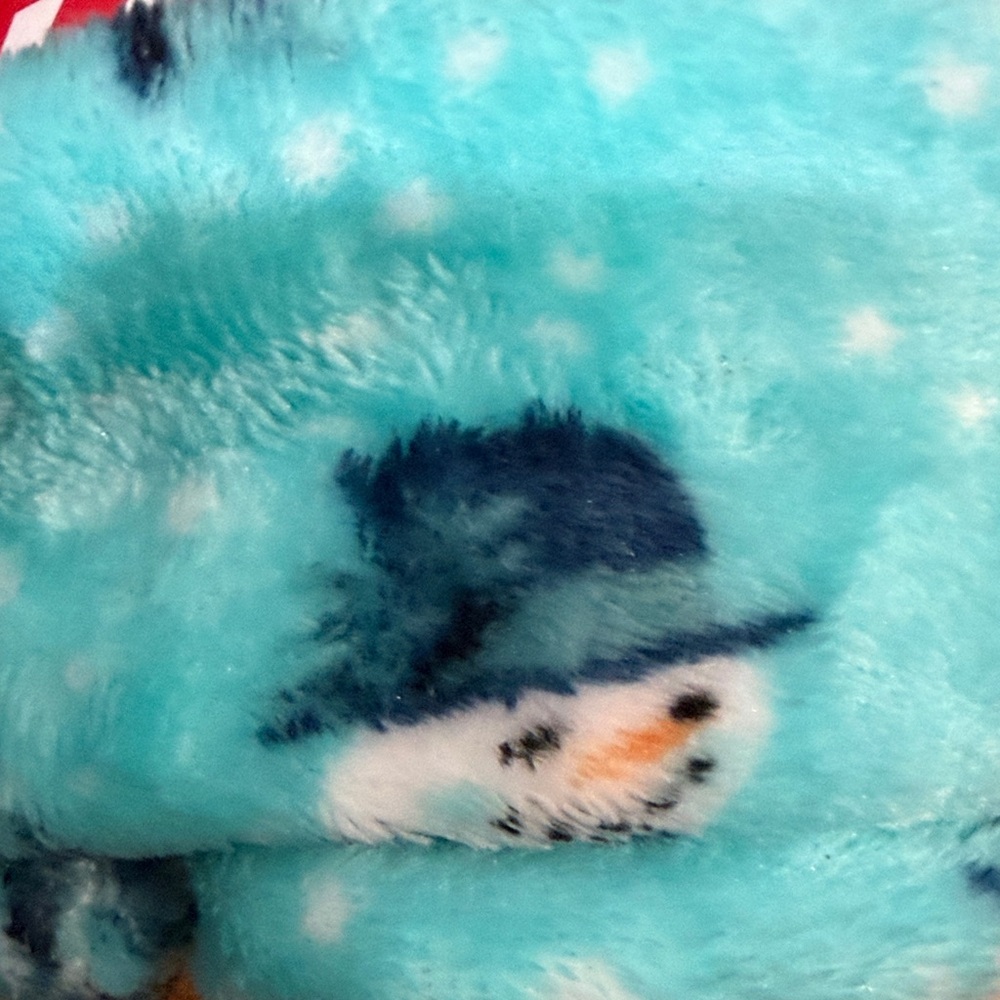 Red Plush Throw with Snowflakes - Picture 7 of 7